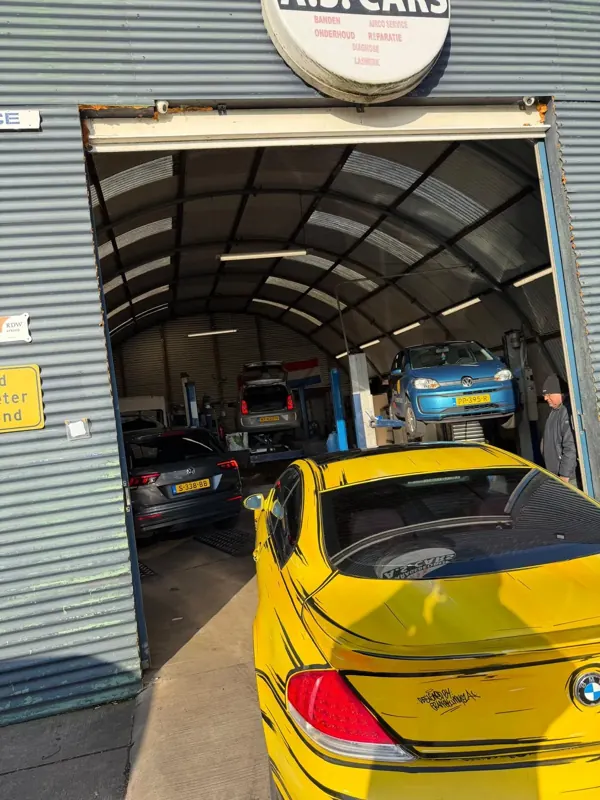 BMW voor de open werkplaatsdeur van A.S. Cars, februari 2026
