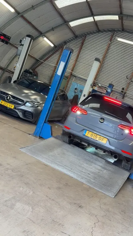 Auto's op de hefbruggen in de werkplaats, maart 2026